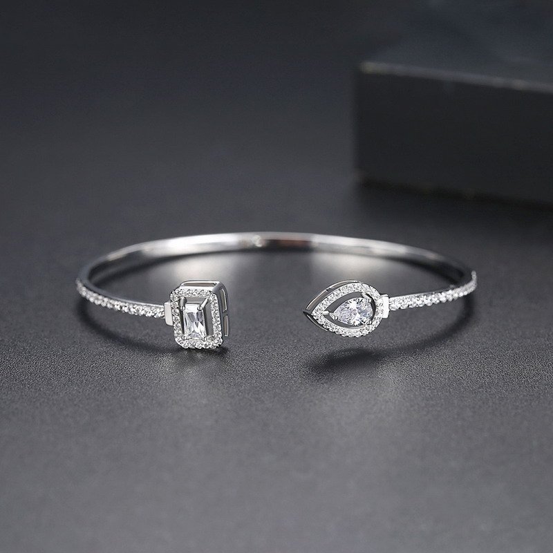 VENUSACC Open Brass Bracelet - Image 3